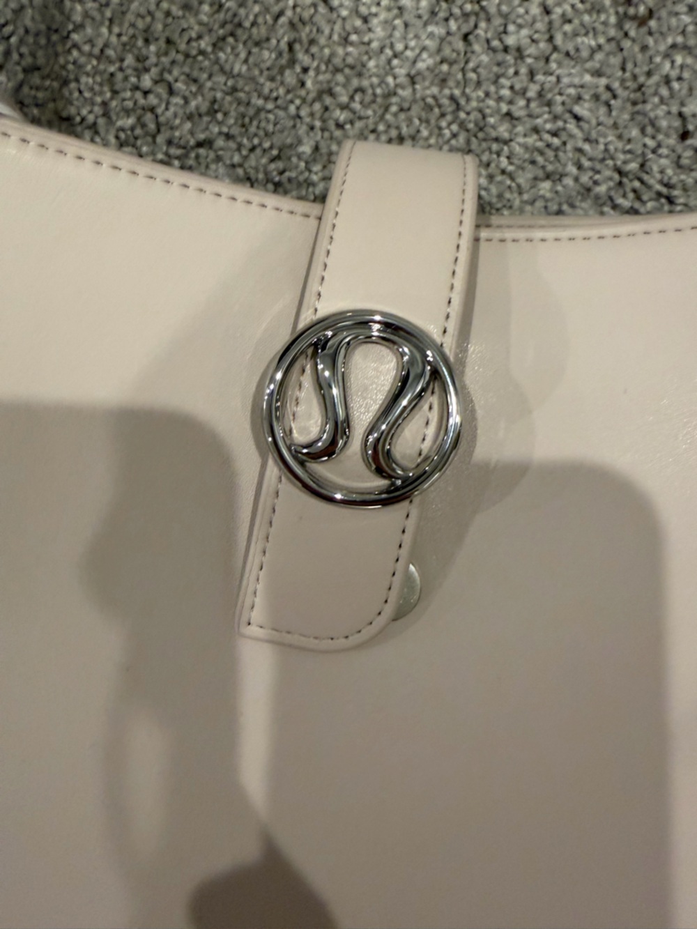 Lululemon NWT Leather Alternative Shoulder Bag Cashew 8L - Picture 4 of 12